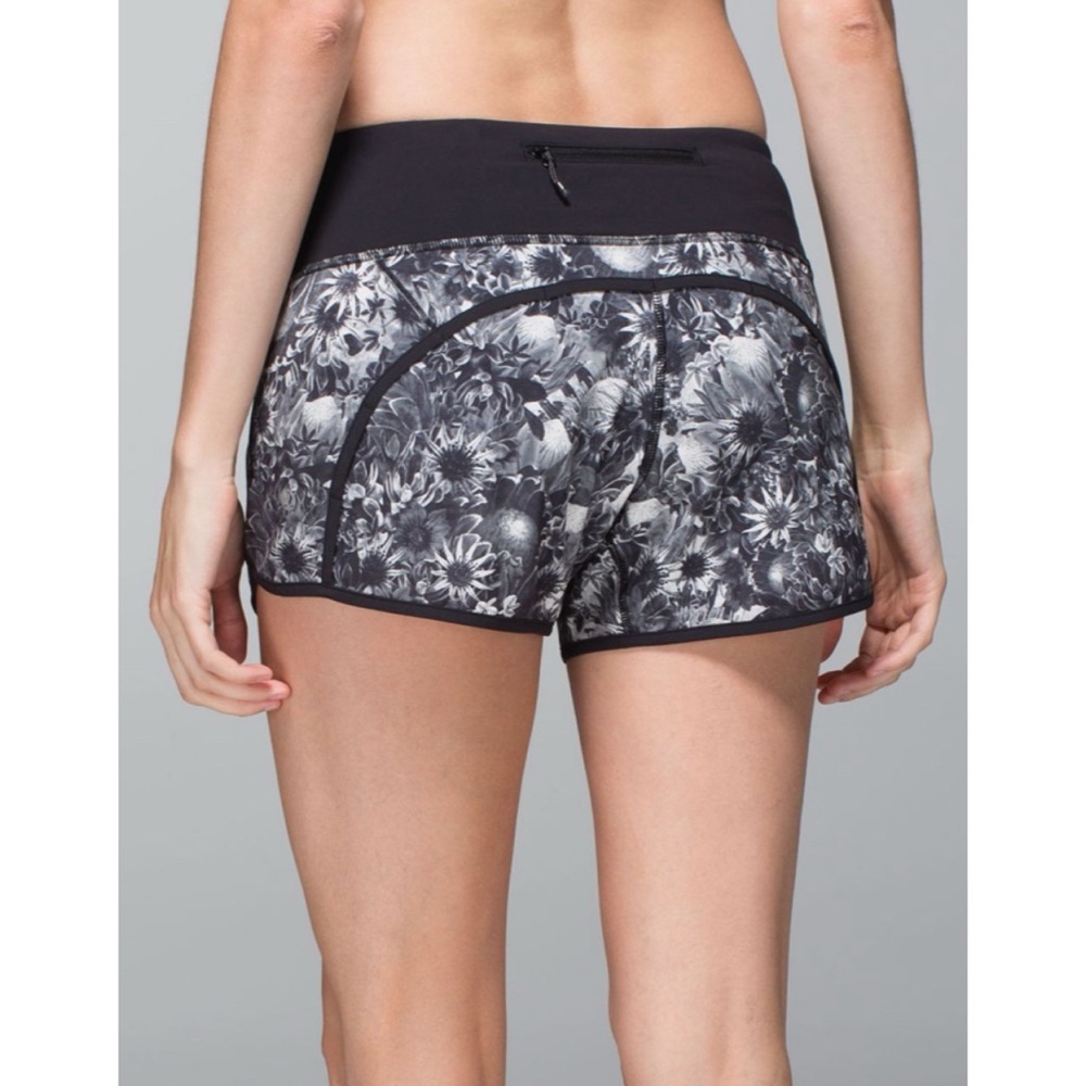 Lululemon Run Times Short Flowabunga black angel wing/black 10 - Picture 4 of 12
